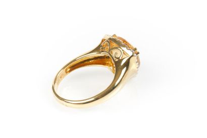 Bague en or sertie d'une citrine taille trillon...