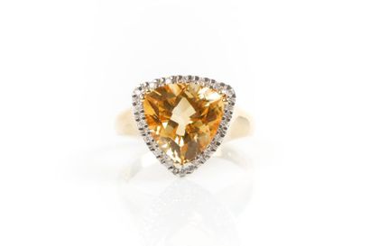 Bague en or sertie d'une citrine taille trillon...