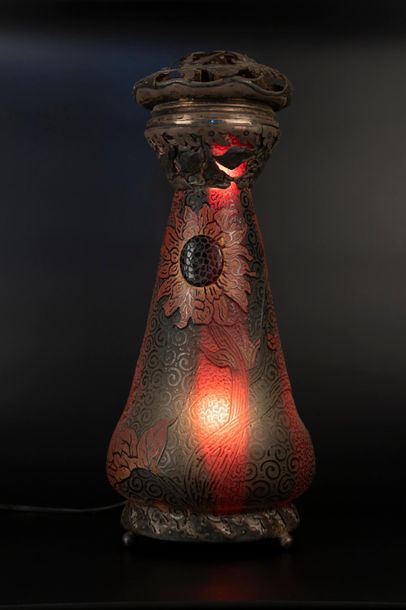 DAUM NANCY. Importante lampe veilleuse tronconique...