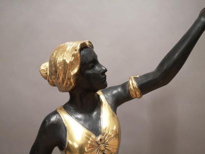 Grande torchère en bronze à patine noir et...