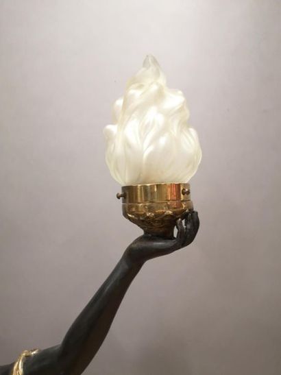 Grande torchère en bronze à patine noir et...