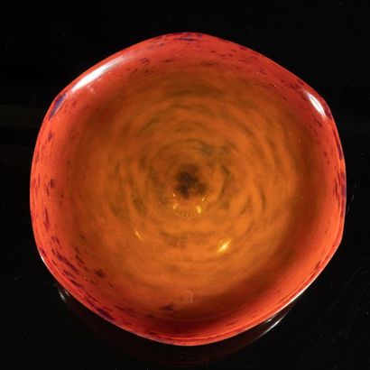 SCHNEIDER. Coupe sur piédouche en verre marmoréen...