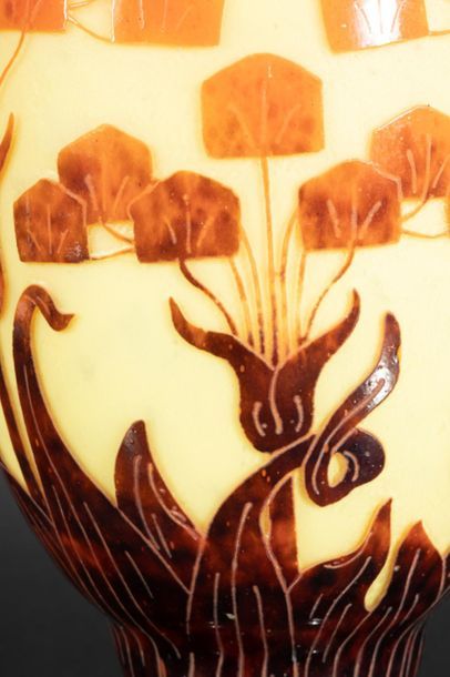 LE VERRE FRANCAIS. Vase balustre en verre,...