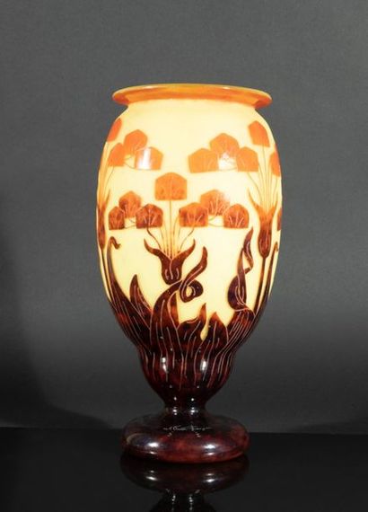 LE VERRE FRANCAIS. Vase balustre en verre,...
