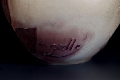 GALLE. Petit vase en verre, décor gravé de...