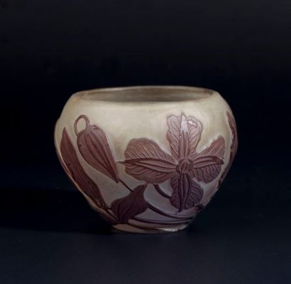 GALLE. Petit vase en verre, décor gravé de...
