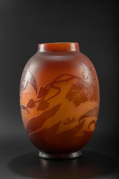 GALLE. Important vase ovoïde en verre, le...