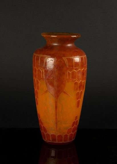 SCHNEIDER. Vase balustre en verre, décor...