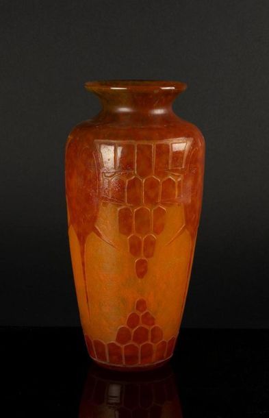 SCHNEIDER. Vase balustre en verre, décor...