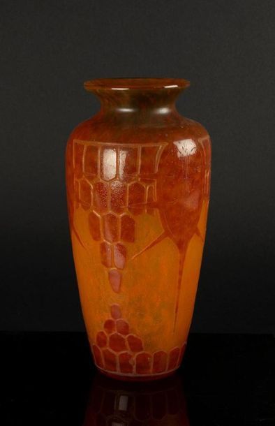SCHNEIDER. Vase balustre en verre, décor...