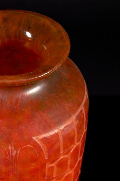 SCHNEIDER. Vase balustre en verre, décor...