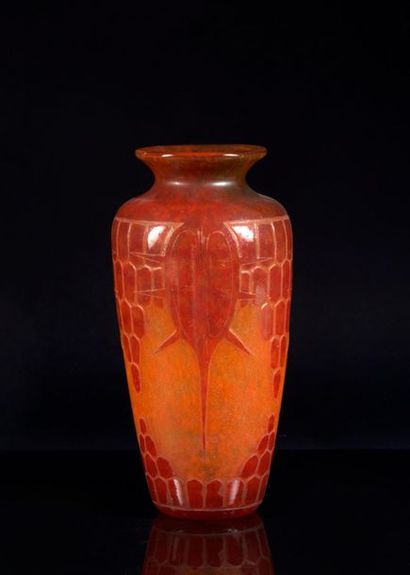 SCHNEIDER. Vase balustre en verre, décor...