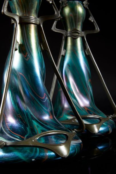 LOETZ (dans le goût de). Paire de vases bouteilles...