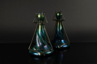 LOETZ (dans le goût de). Paire de vases bouteilles...