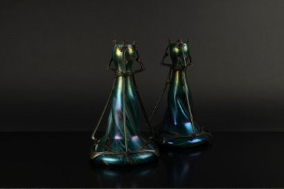 LOETZ (dans le goût de). Paire de vases bouteilles...