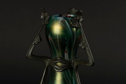 LOETZ (dans le goût de). Paire de vases bouteilles...