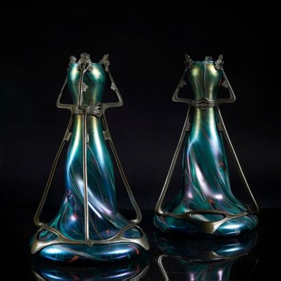LOETZ (dans le goût de). Paire de vases bouteilles...