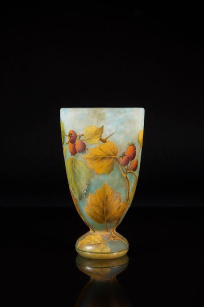 DAUM NANCY. Vase évasé sur piédouche en verre,...