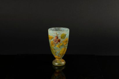 DAUM NANCY. Vase évasé sur piédouche en verre,...