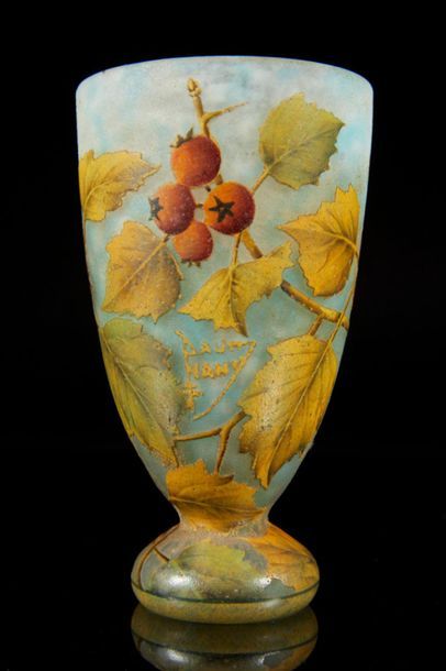 DAUM NANCY. Vase évasé sur piédouche en verre,...