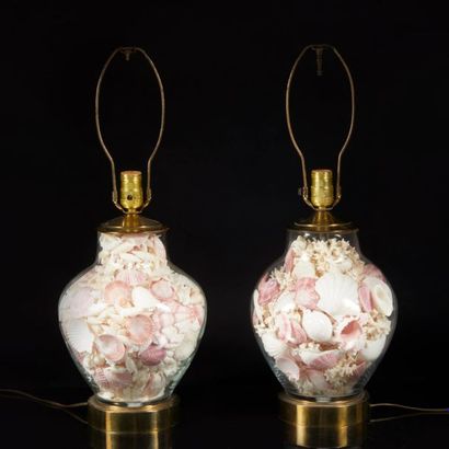 Paire de lampes balustre en verre montées...