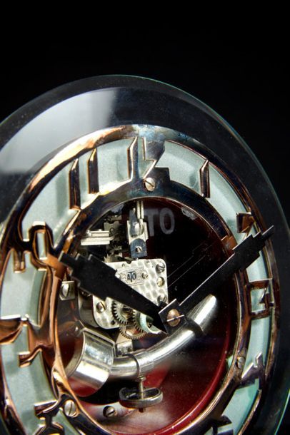 Pendulette ATO, la base en forme de parvis...
