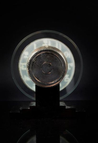 Pendulette ATO, la base en forme de parvis...
