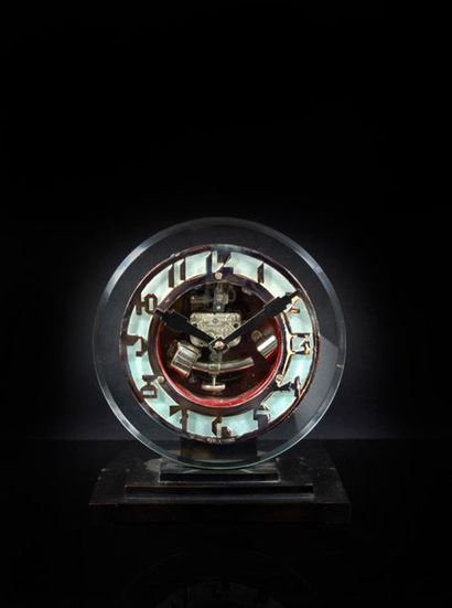 Pendulette ATO, la base en forme de parvis...