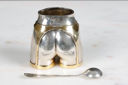 Théo FENNELL. Salière formant les hanches...