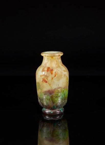 DAUM NANCY. Petit vase balustre en verre,...