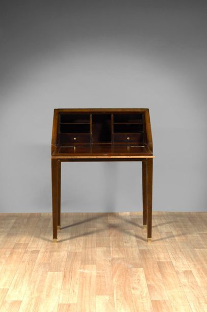 Bureau de pente entièrement gainé de cuir...