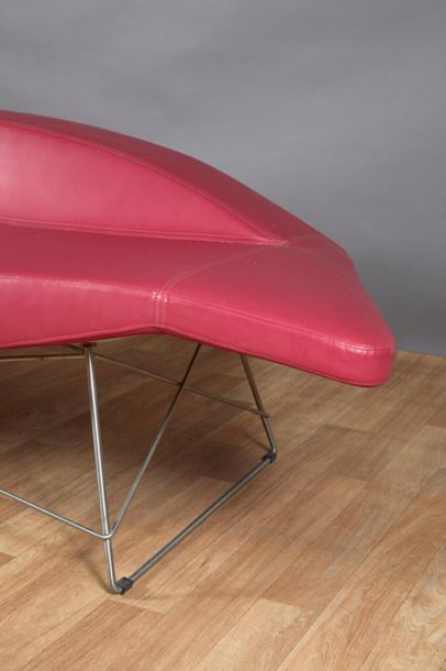 Divan de forme libre garni de cuir fuchsia,...