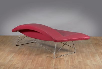 Divan de forme libre garni de cuir fuchsia,...