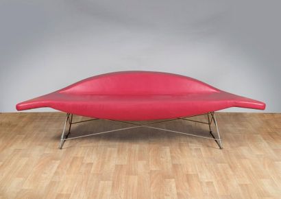 Divan de forme libre garni de cuir fuchsia,...