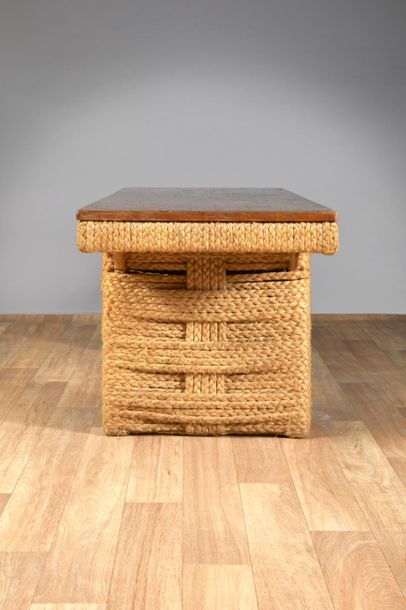 AUDOUX-MINET (XX) 
Table basse en bois à...