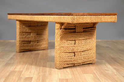 AUDOUX-MINET (XX) 
Table basse en bois à...