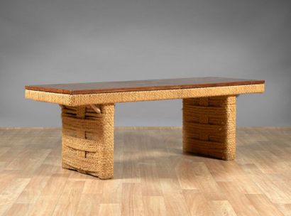 AUDOUX-MINET (XX) 
Table basse en bois à...