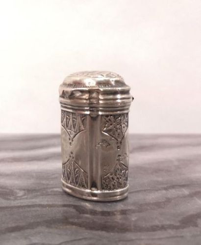 Petit pot à onguent de section ovale à contours...
