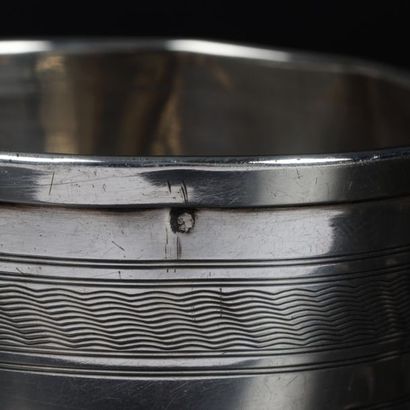 Timbale en argent guilloché, gravée Suzanne....