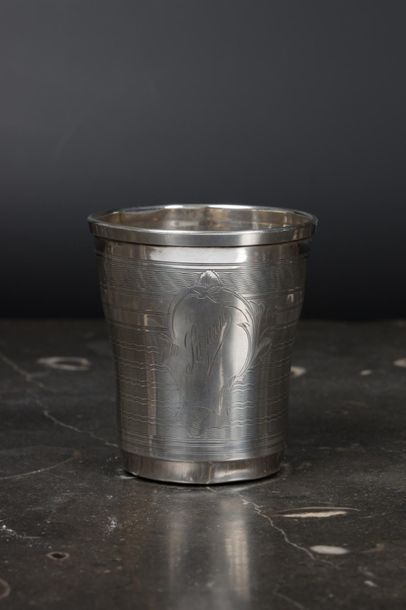 Timbale en argent guilloché, gravée Suzanne....