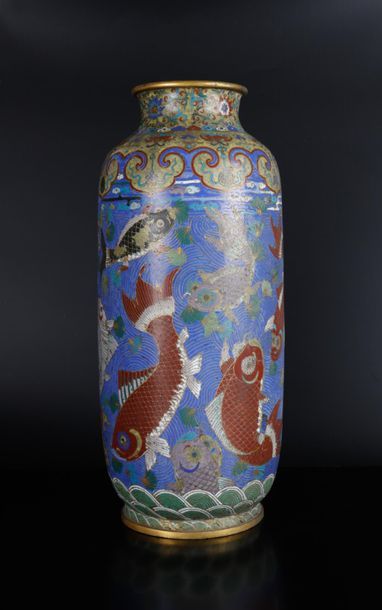 CHINE - XIXe siècle
Vase rouleau en bronze...
