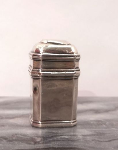 Petit pot à onguent de section rectangulaire...