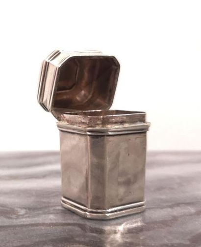 Petit pot à onguent de section rectangulaire...