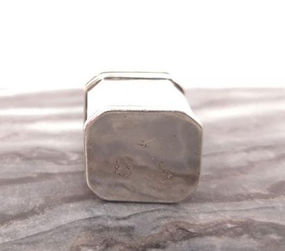 Petit pot à onguent de section rectangulaire...