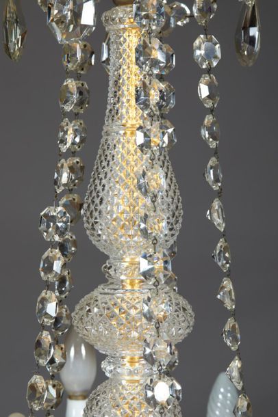 Lustre en bronze doré et verre taillé à dix...