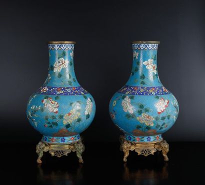 CHINE - XIXe siècle
Deux vases à panse basse...