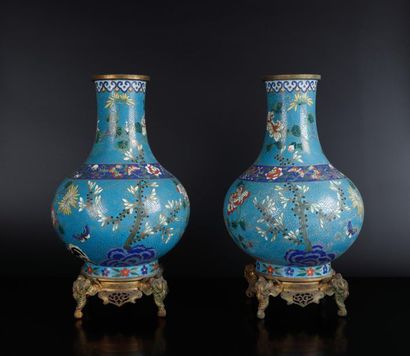 CHINE - XIXe siècle
Deux vases à panse basse...