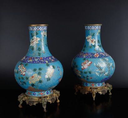 CHINE - XIXe siècle
Deux vases à panse basse...
