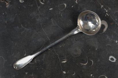 Louche en argent à filets. Paris, 1789-1791....