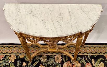 Console demi-lune en bois doré, riche décor...